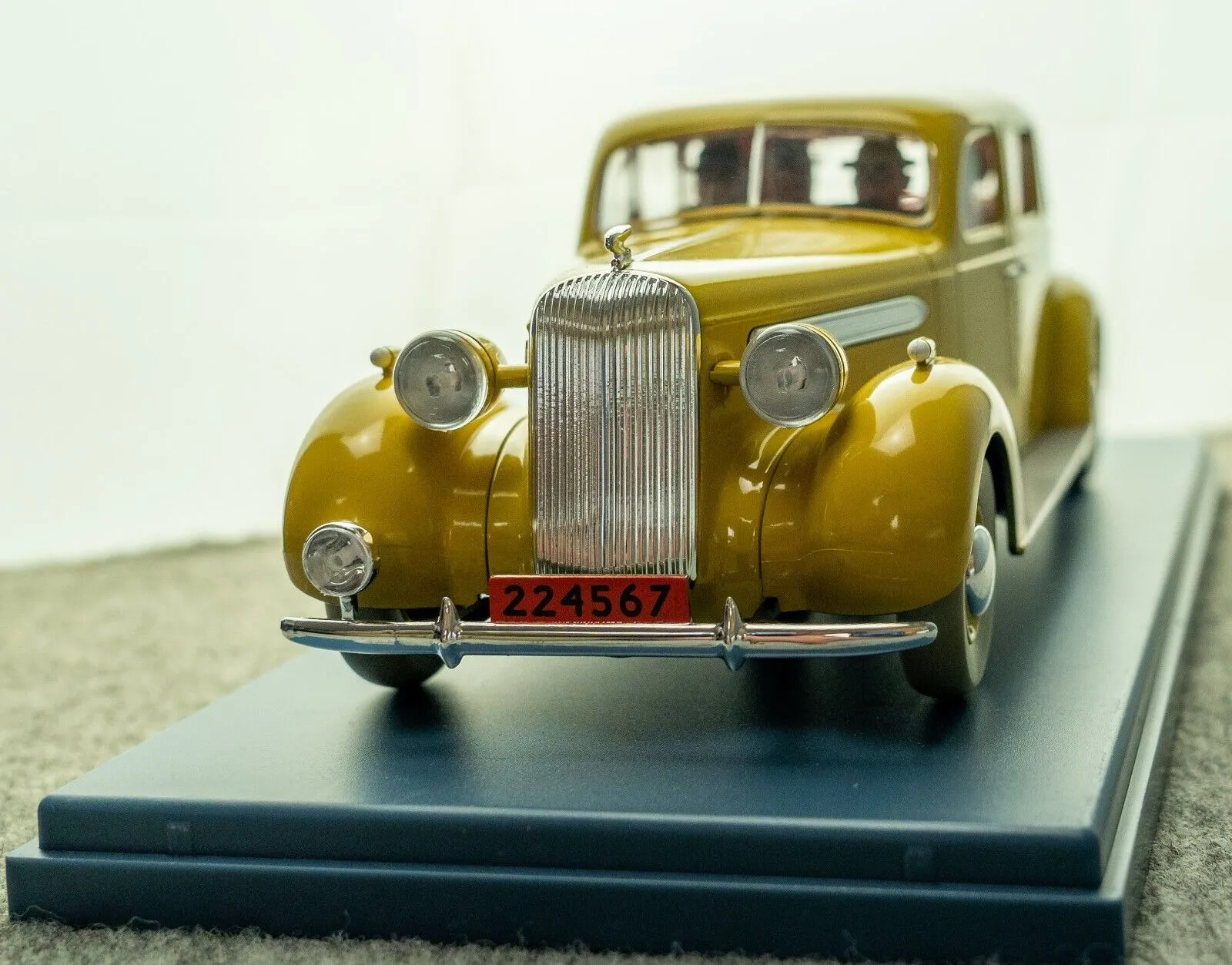 VOITURE TINTIN 1/24 29936 Beige Undercover Car 7 Crystal Balls Hachette Model 36